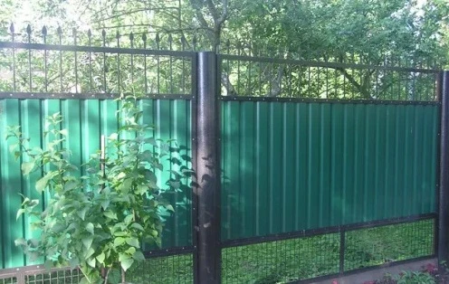 Секционный забор из профлиста и сетки на железных столбах